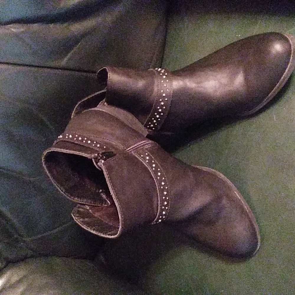 EUC Ladies Black Ankle Boots!  Size 11M